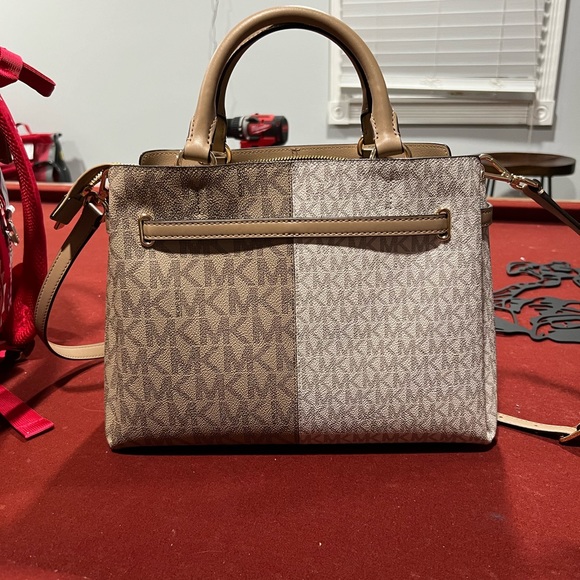 Michael Kors medium purse - Picture 4 of 4